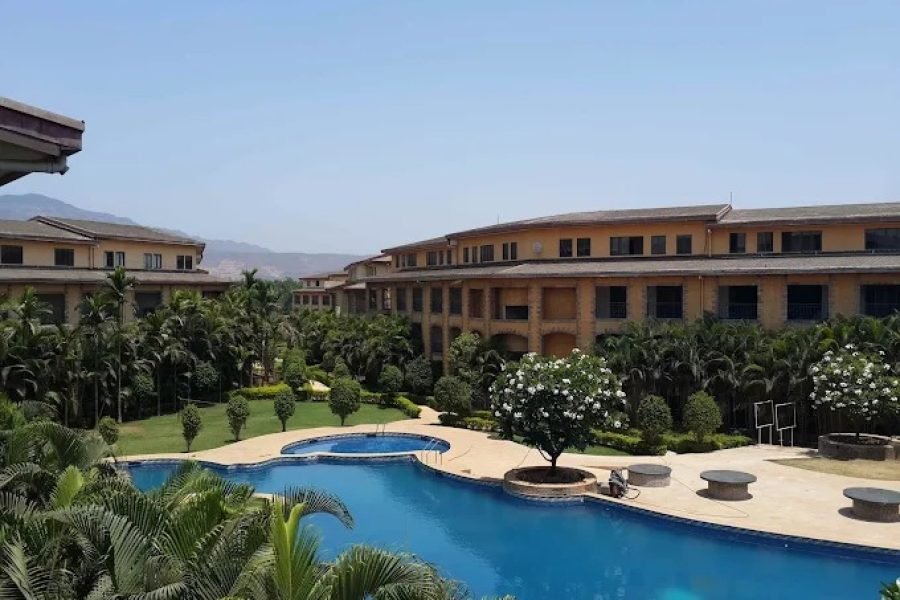 Gorgeous Studio Loft overhead a Pool Karjat