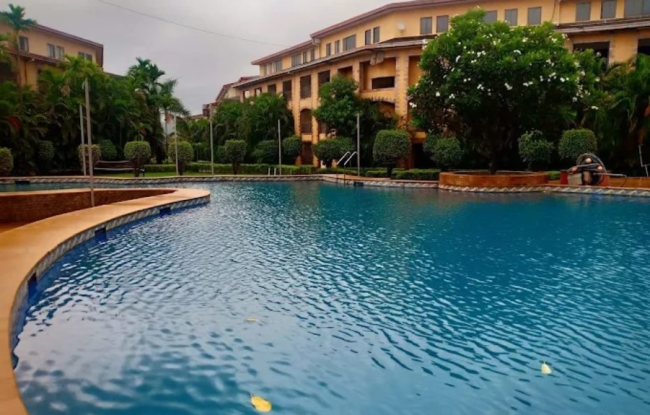 Gorgeous Studio Loft overhead a Pool Karjat