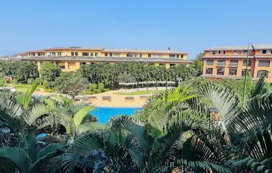 Gorgeous Studio Loft overhead a Pool Karjat