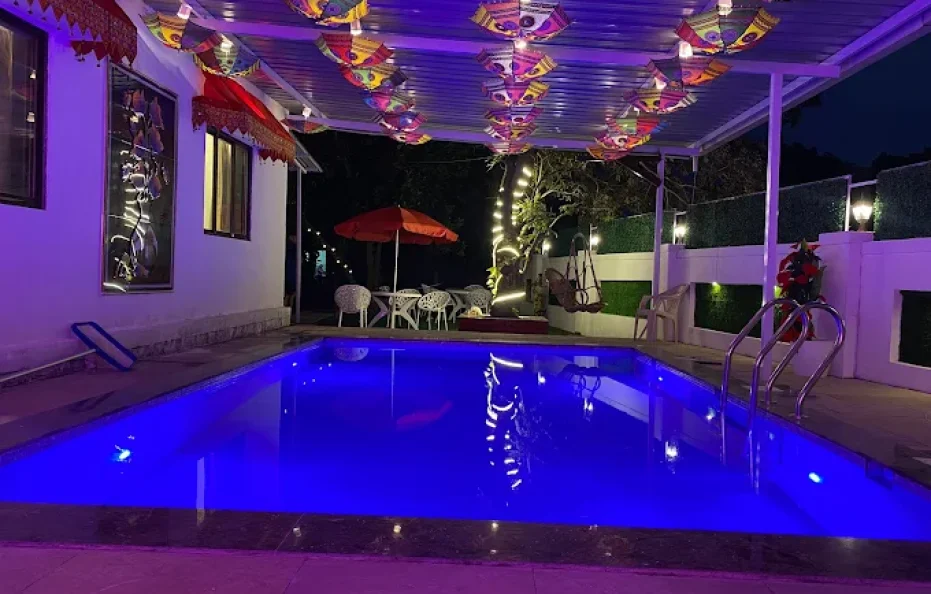 The White House Retreat Pool Villa  Karjat